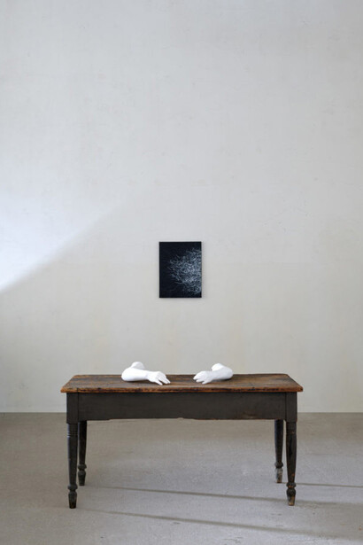 Various artists, Threads of being: textiles, time and transformation, exhibition view. Courtesy of Axel Vervoordt Gallery