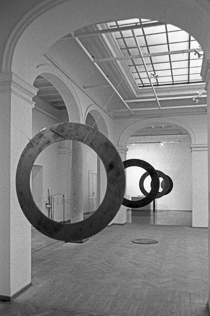 Robert Morris, 4 Rings, 2 Centers, Galleria Alessandra Castelli, Milan, October -
November 1974. Photo credits Salvatore Licitra