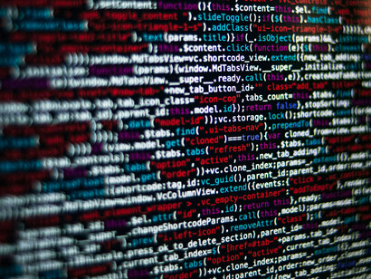 El procesamiento de lenguaje natural y el aprendizaje automático permiten analizar patrones y sentimientos de manera más rápida y precisa