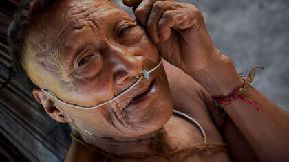 Raya, un anciano nahua. Más de la mitad de su pueblo fue aniquilado tras la apertura de su tierra a la exploración petrolífera. Fotografia © Johan Wildhagen/Survival International  