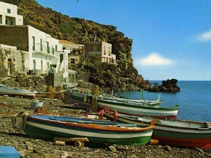 Barcas de pescadores en una playa de rocas en las Islas Eolias