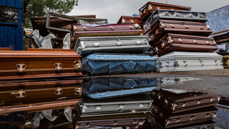 Féretros de víctimas recientes de COVID-19 apilados en la parte trasera de un crematorio en el panteón de Xilotepec en Xochimilco, Ciudad de México