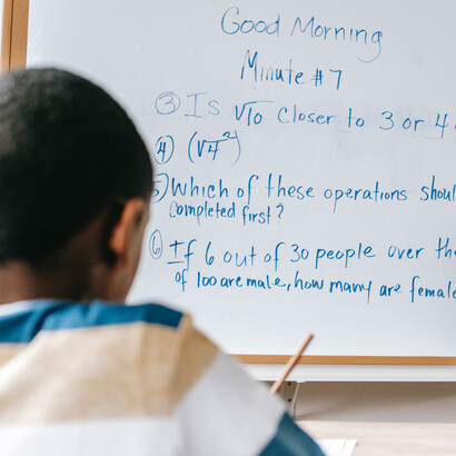 As escolas passaram a ver a infância de forma mais ampla, enquanto estudos científicos foram se desenvolvendo acerca da relação ensino-aprendizagem, e da própria ideia de infância