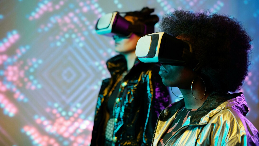 Hoje, a ideia de que a inteligência artificial pode imitar a realidade e habilidades humanas gera sentimentos mistos de fascínio e desconforto, amplamente refletidos nas redes sociais. Apesar de sua sofisticação, textos que aparentam ser gerados por IA — como aqueles associados ao ChatGPT — são comumente vistos como medianos, desinteressantes ou pouco inspirados. No campo das artes visuais, os primeiros trabalhos criados a partir de prompts em sistemas como o Midjourney inicialmente despertaram fascinação pelo progresso tecnológico. Contudo, à medida que tais ferramentas se tornaram acessíveis a um público maior em questão de meses, a sensação de novidade rapidamente se dissipou, reduzindo essas produções a algo comum e ordinário