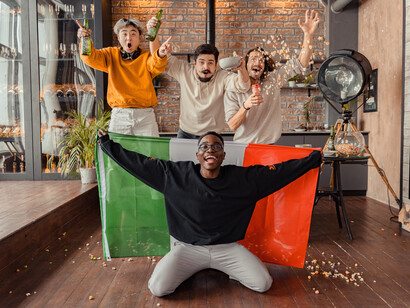 Amigos comemorando um gol do time favorito