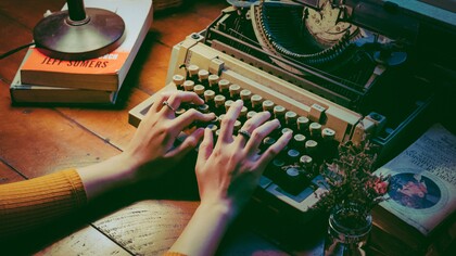 A relação intensa entre Bishop e Lota de Macedo Soares é revelada como um ponto crucial de estabilidade na vida da escritora