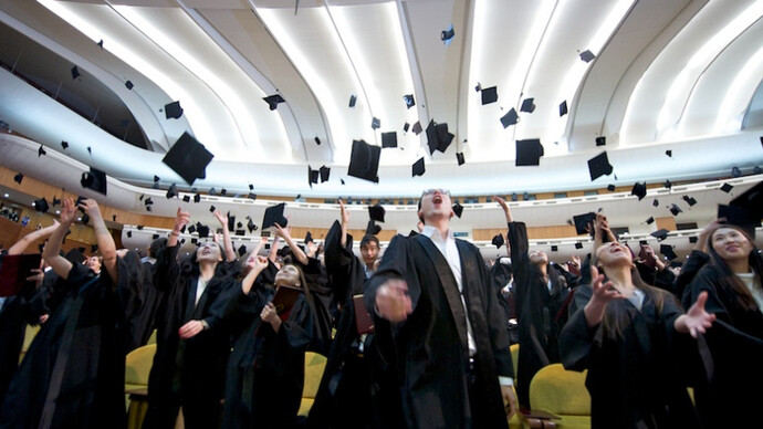 Jóvenes que salen de la Universidad y deberán enfrentarse al mercado laboral