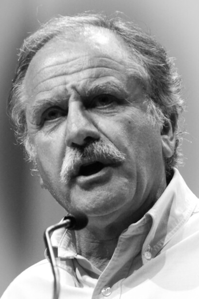 Noël Mamère. Le 5 juin 2004, Noël Mamère, écologiste, célèbre le premier mariage homosexuel © By SPC 5 James Cavalier, US Military - Public Domain