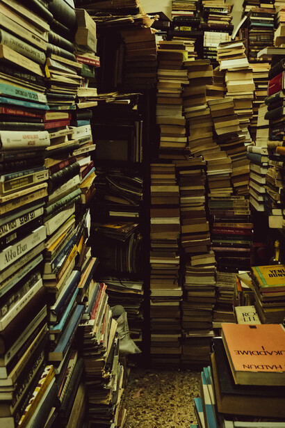 La literatura permite construir representaciones simbólicas del espacio, dotándolo de significados que trascienden su dimensión física