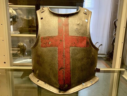 Petto per il Gioco del Ponte con croce rossa in acciaio della seconda metà del XVII secolo, conservato al Museo Nazionale di Palazzo Reale di Pisa, Pisa, Italia