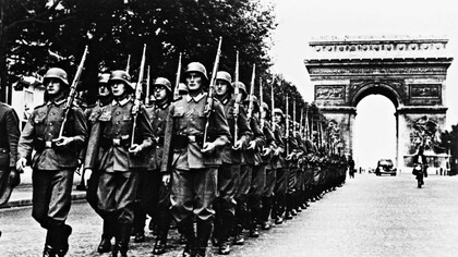 Tropas alemanas marchan por los Campos Elíseos tras la ocupación de Paris por los nazis en junio de 1940