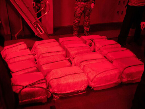 Cocaína incautada por el Equipo de Seguridad Marítima de Cabo Cod, el buque de combate litoral USS Sioux City y el Equipo Táctico de Aplicación de la Ley 109 de la Guardia Costera de EE. UU., 26 de abril de 2021