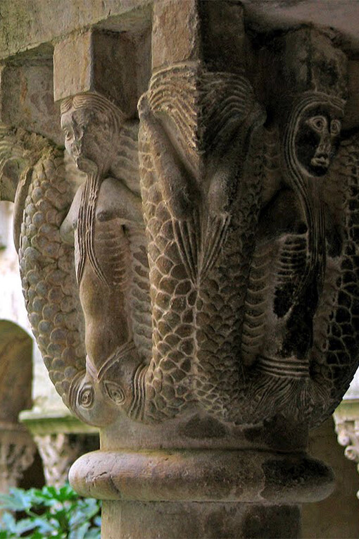 Dettaglio di un capitello raffigurante sirene.  Sant Pere de Galligants