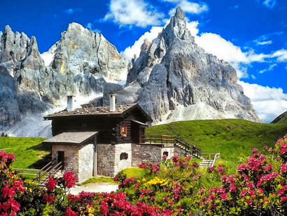 Les Dolomites. Une maison au pied de la montagne
