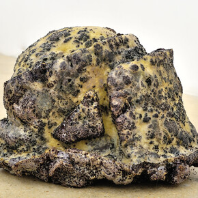 Bruno Botella, Mangonneau ivre, 2014 copolimero di acrilammide, lattice, vino rosso / acrylamide copolymer, latex, red wine, 28×41×28 cm