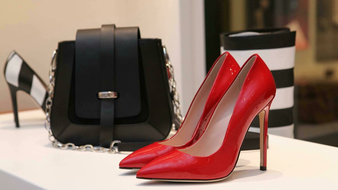Bolsa e sapatos de luxo. O conceito de luxo é um tema complexo e multifacetado que vai além da simples definição de produtos caros ou exclusivos