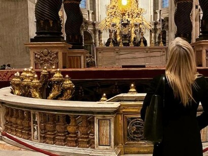 Jill Alexy looking up at the Baldachino inside Saint Peter’s Basilica (courtesy of SeeTheSacred)
