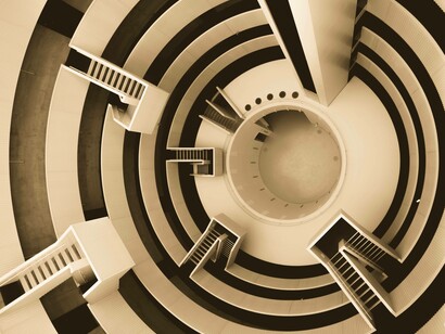 Illustrazione ipnotica di cerchi concentrici e scalinate: "I cambiamenti destabilizzano e lo fanno tutti, quelli inaspettati e quelli desiderati. Al  cervello piace la predittività e all’essere umano piace la prevedibilità"