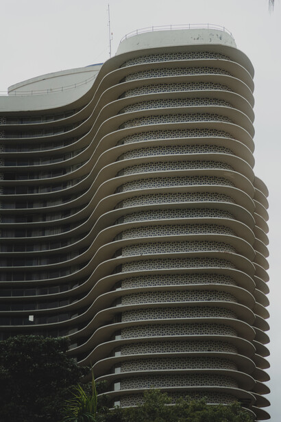 Fachada lateral do Edifício Niemeyer, projetado por Oscar Niemeyer, localizado na Praça da Liberdade, centro histórico de Belo Horizonte, Minas Gerais, Brasil
