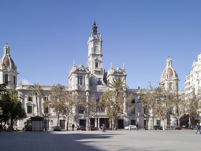 Vista general del edificio desde la plaza. Foto: Mayte Piera