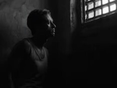 Camus costruisce un’esperienza filosofica dell’assurdo, mentre Ozon ne cerca soprattutto la vibrazione emotiva e politica. Una scena dal trailer con Benjamin Voisin che interpreta Meursault