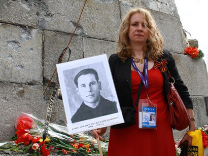 Svetlana Kissileva avec une photo de son grand-père