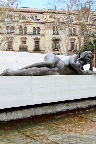 Una mujer leyendo, la musa de la poesía, en homenaje a la Generación del 27, Sevilla, España