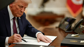 El presidente Donald Trump firmando órdenes ejecutivas. Casa Blanca, Estados Unidos, 20 de enero de 2025