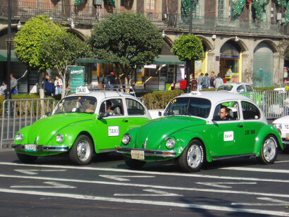 Varios taxis parados en un semáforo en Ciudad de México