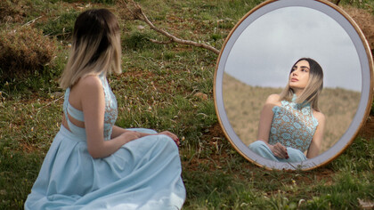 Face au miroir de nos rêves, nous contemplons ce que nous aspirons à devenir — mais le reflet seul ne suffit pas à transformer le réel