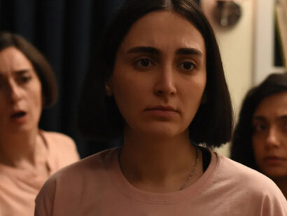 Mahsa Rostami è Rezvan, figlia maggiore del giudice Iman. Nella  scena tratta dal trailer è con la madre e la sorella minori, interpretate da Soheila Golestani e Setareh Maleki. Mahsa e Setareh sono state costrette a lasciare il paese dopo la diffusione del film, Soheila è stata arrestata