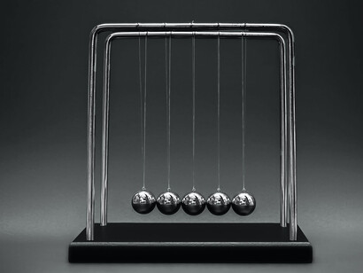 Pendule de Newton.Toute votre énergie, tout votre corps parleront bien plus que vos mots