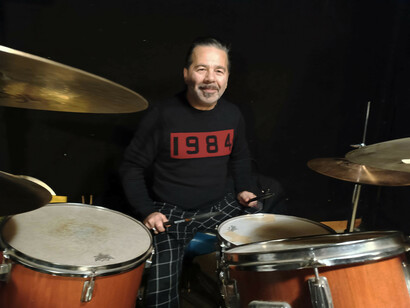 Alessandro Pagani. Le reminiscenze sonore del disco non sono un revival verso ciò che è stato, ma una rievocazione della memoria culturale legata alle esperienze estetiche del vissuto e nel contempo al modo in cui, nel passato, immaginavamo il futuro