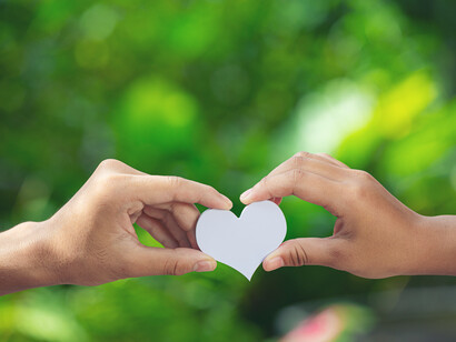 Mani che tengono un cuore di carta "...iniziamo noi comunque a vivere in maniera autentica, seguendo i principi che stanno alla base della nostra cultura e civiltà..."