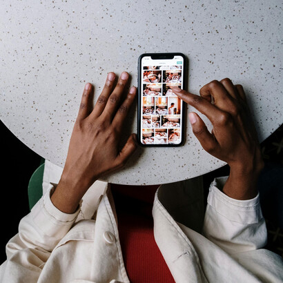 Busca virtual. Este caçador cansado, dorido da procura, cansado de poucas ou muitas tendências, de olhos esbugalhados capaz de captar e observar a dinâmica das ideias mortas, encontra preciosidades e dinamiza o mercado