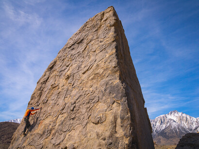 En 1969, la Oficina de Administración de Tierras (BLM) destinó casi 30,000 acres de terreno público al oeste de Lone Pine, California, al Área Recreativa de Alabama Hills. Escalada de aleta de tiburón en las colinas de Alabama, EE.UU.