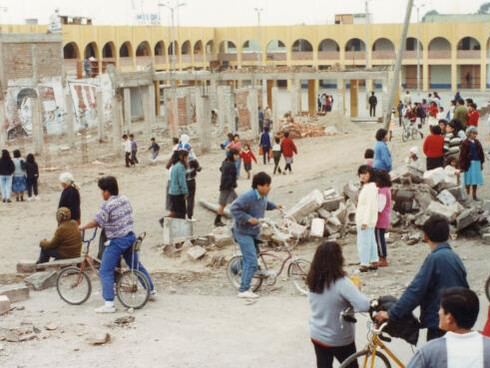 Edificios destruidos por un atentado de Sendero Luminoso en Lima, Perú, 1986
