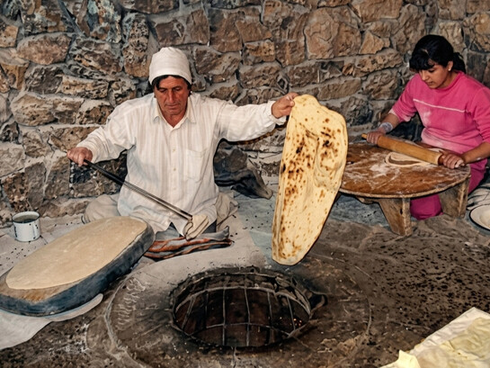 Autour du tonir, les gestes se transmettent comme des prières silencieuses : le lavash est bien plus qu’un pain, il est la mémoire vivante du foyer arménien