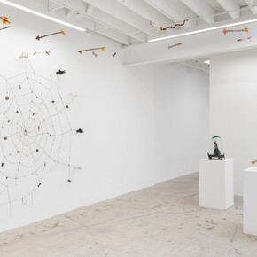 Alejandro García Contreras, Un río abrazando una montaña, vista de exhibición. Cortesía de Anat Ebgi