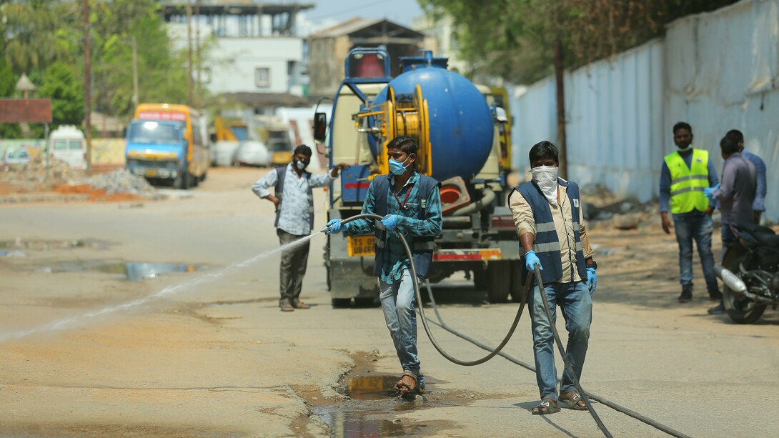 Tareas de desinfección en una ciudad de la India