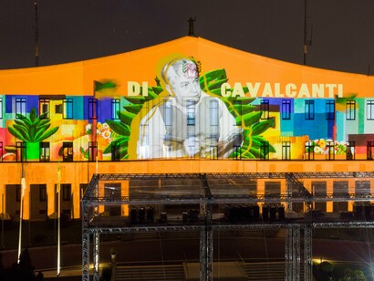 Imagem da projeção de obras de arte em comemoração aos 100 anos da Semana de Arte Moderna em São Paulo, 2022. A chamada Caravana Modernista era composta pelo escritor Mário de Andrade, o poeta Oswald de Andrade e seu filho Nonê, a pintora Tarsila do Amaral, o poeta franco-suíço Blaise Cendrars, os mecenas Paulo Prado e Olívia Guedes Penteado e o escritor e político Godofredo Rangel