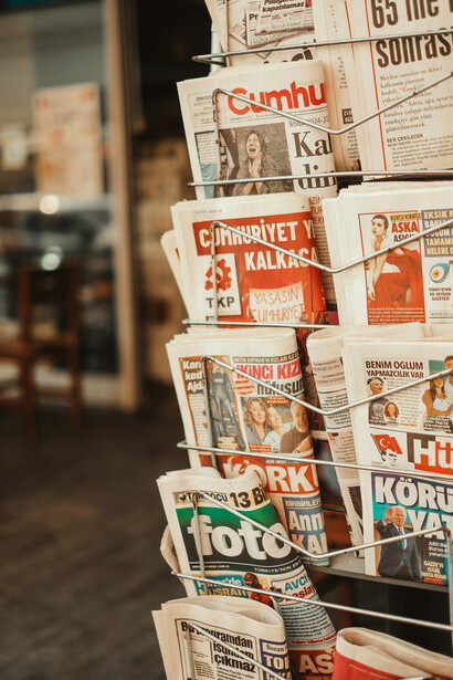 O domínio do Google no digital tem moldado a distribuição de notícias, afetando a sustentabilidade do jornalismo e a democracia

