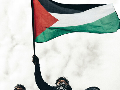 Bandeira palestina. Quando recebem ajuda travam a garganta para não ter de gritar: Maldita seja a ajuda por ser necessária