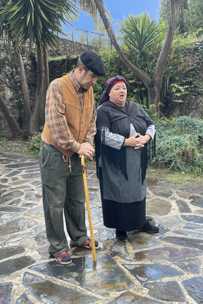 Dos actores del grupo Aburejo en Granadilla, Extremadura, España