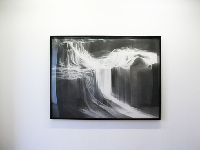 Angélique Lecaille, Campo del cielo I / MMXV, Mine de plomb, Encadrement pin teinté noir et plexiglas 204 x 154 cm (dessin 199 x 149 cm), 2015