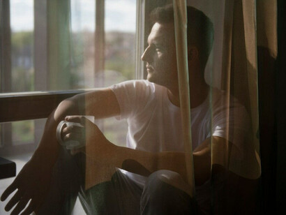 El phubbing parece un fenómeno inofensivo, pero la verdad que oculta es, sin duda, mucho más perturbadora, especialmente cuando empezamos a considerarlo algo normal