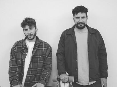 Anche quando l’estate finisce, i ricordi di un amore estivo rimangono vivi, mentre le amicizie vere continuano a crescere, diventando una parte essenziale della nostra storia