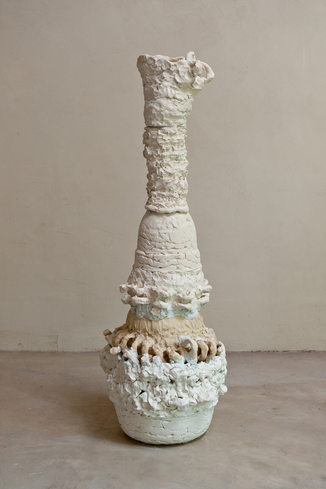 Beverly Semmes, Stacked Pot #5, 2015, High fire ceramic and epoxy, 127 x 45,7 x 45,7 cm
(50 x 18 x 18 in.), Courtesy of Beverly Semmes & Susan Inglett Gallery © Chris Kendall