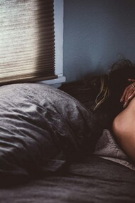 Aquel domingo salí a caminar como si nada se hubiera derrumbado el día anterior. Cuando volví, colgué el abrigo. Después me quité los zapatos… y las lágrimas