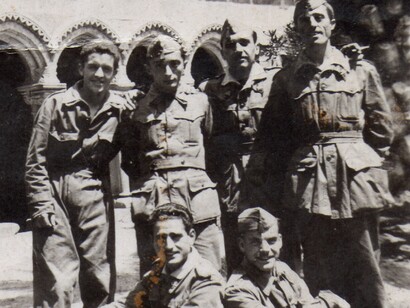 El padre de Ángeles (abajo a la derecha) con compañeros de promoción militar
